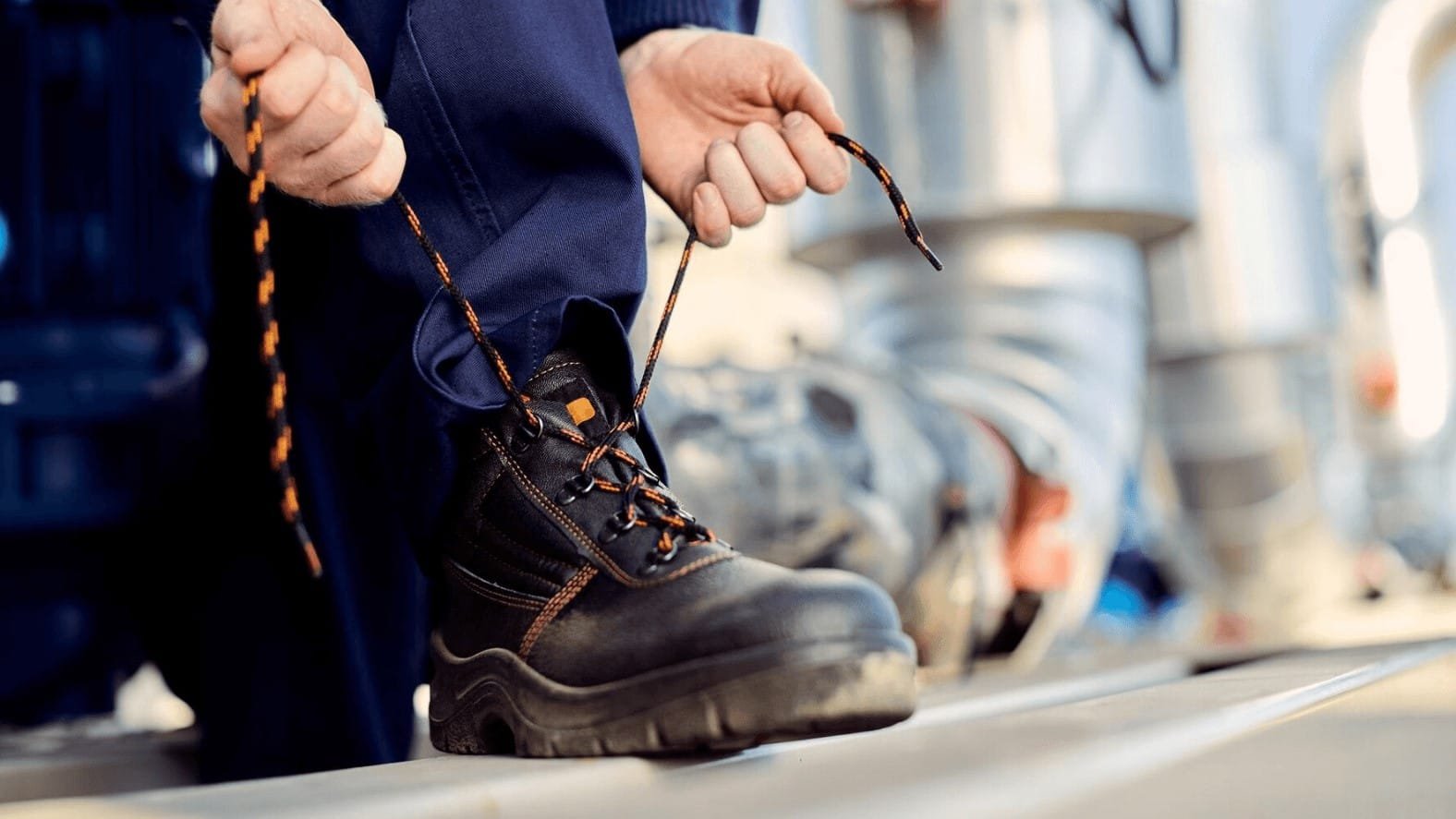 Electricista profesional realizando una inspección visual de sus botas de seguridad dieléctricas Tenpac en un entorno industrial.